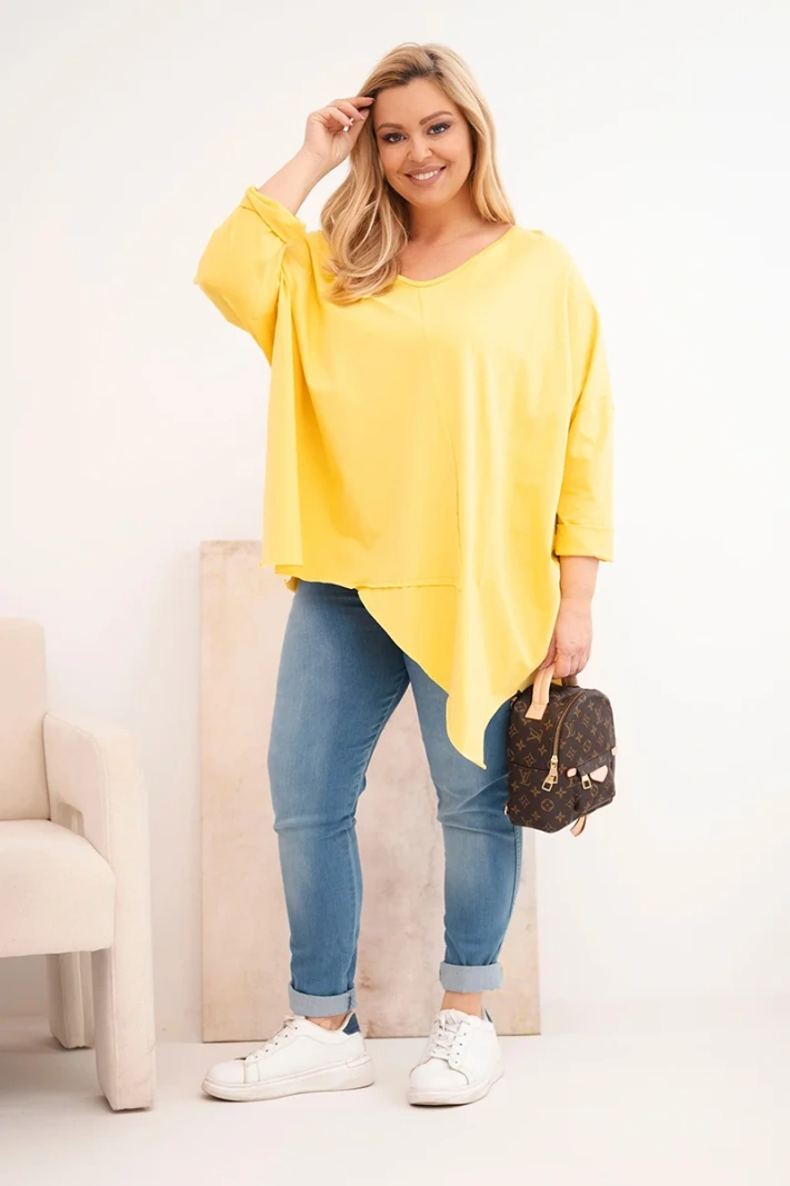 Moteriška medvilninė bluzka Plus Size su asimetriniu apačiu ir V formos iškirpte geltona
