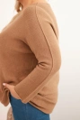 Sweter damski plus size z dekoltem łódką camelowy