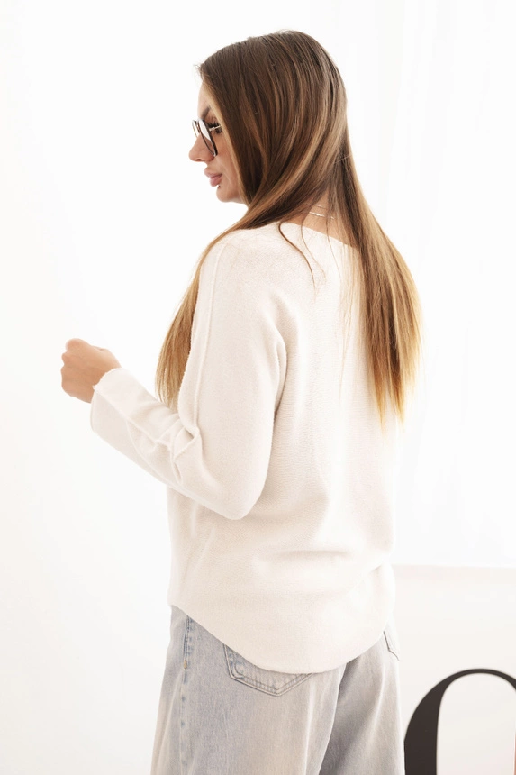 Women's sweater made of viscose with long sleeves and a round neckline beige