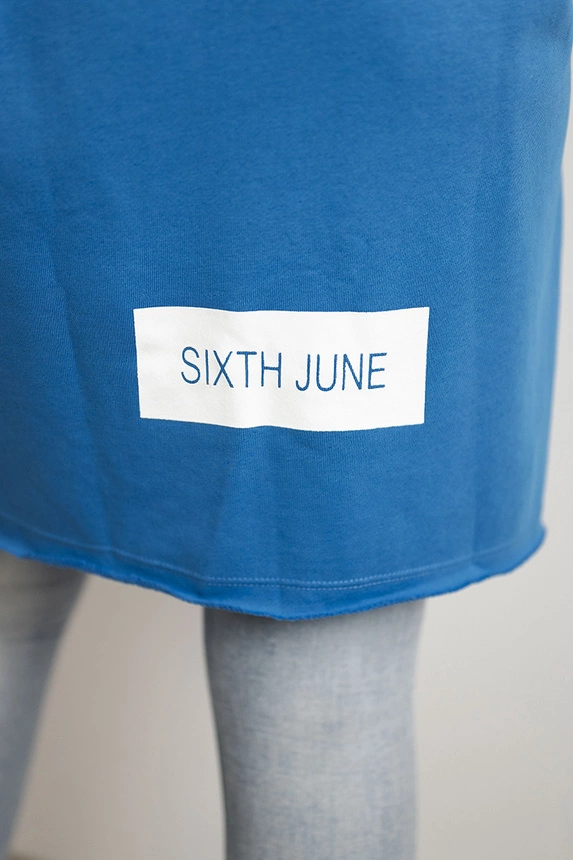 A coatee with subtitles mauve-blue