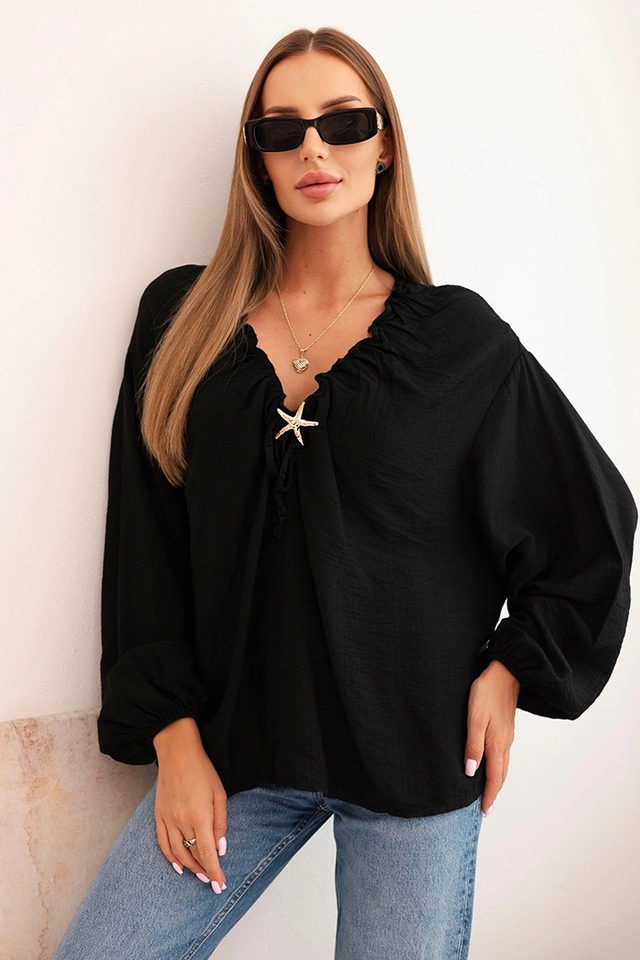 Bluzka damska z wiskozą z marszczonym dekoltem i ozdobą czarna