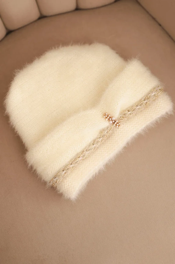 Damenwintermütze flauschig mit Perlen und dekorativem Muster ecru