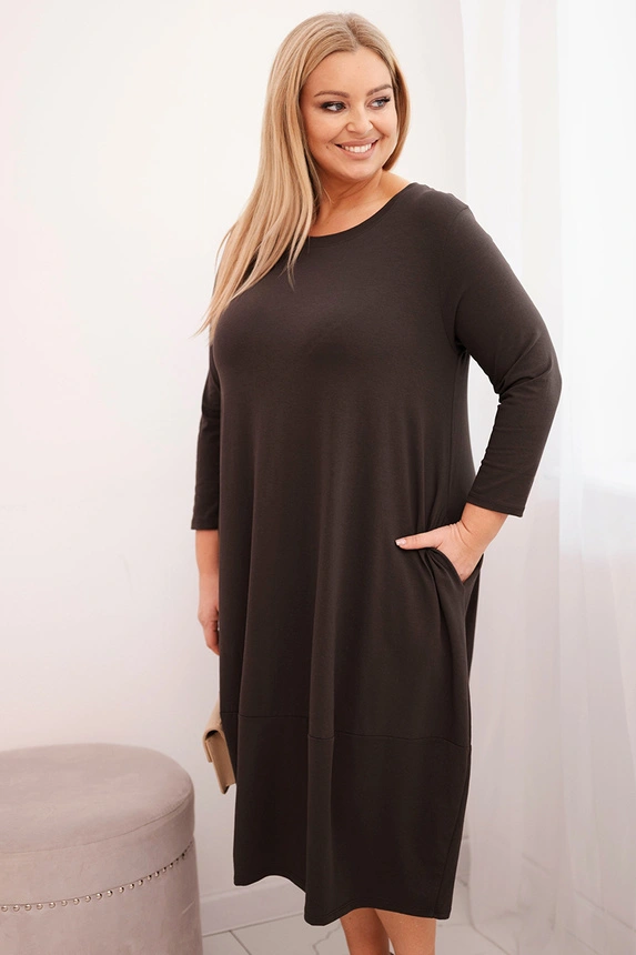 Moteriška medvilninė suknelė Plus Size su kilpiniu rankoviu ir kišenėmis ruda
