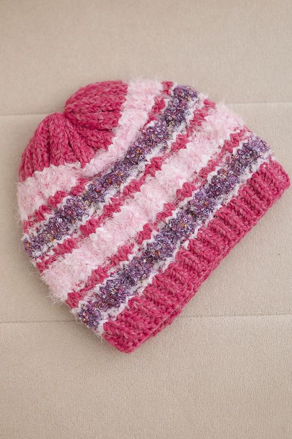 Czapka damska zimowa z kolorową przędzą i elastycznym ściągaczem K352 malinowa