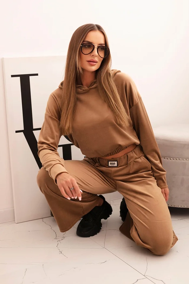 Komplet dresowy damska z weluru z szerokimi nogawkami i bluzą z kapturem camelowy
