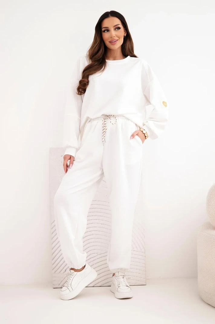 Women's buttery set with a loose sweatshirt and pants with 'LOVE' lettering white