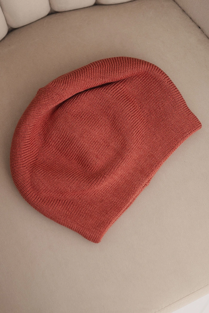 Czapka damska wełniana klasyczna gładka beanie K420 ruda