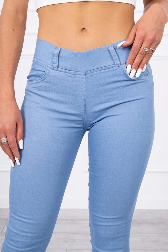 Bunte Hose aus hellem Denim