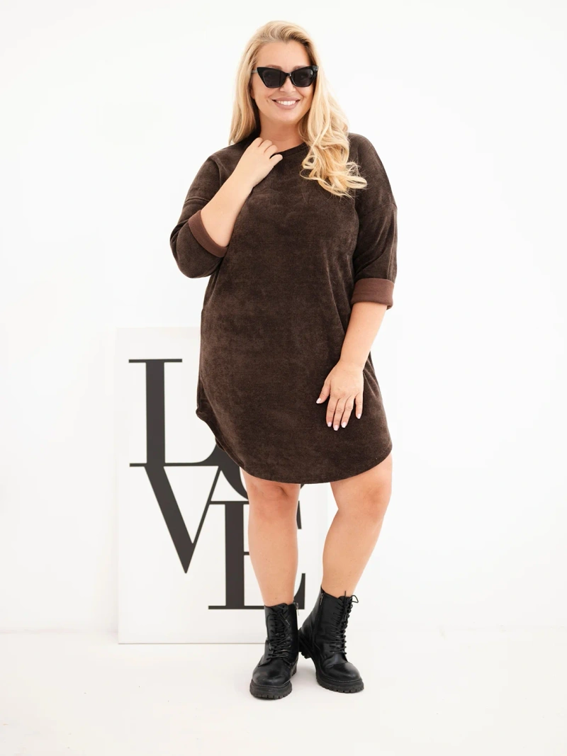Moteriška suknelė Plus Size aksominė su laisvo kirpimo ruda