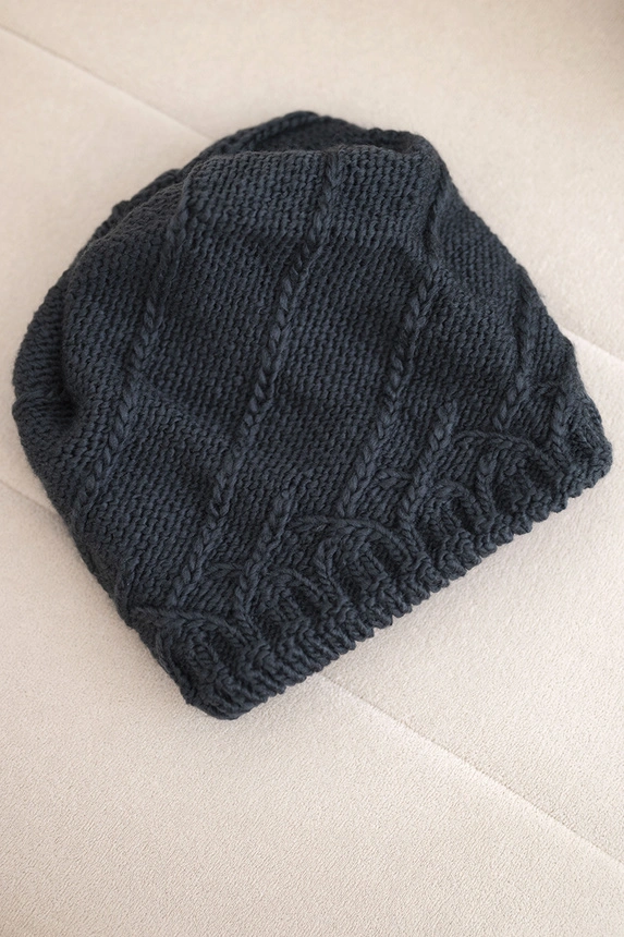 Women's wool winter hat with decorative crystals K399 black