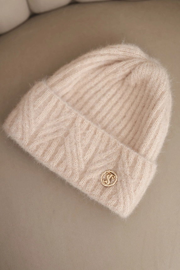 Damenwintermütze aus flauschigem Strick und mit elegantem Knopf rosa puder