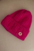 Damen Wintermütze aus flauschigem Strick und mit elegantem Knopf fuchsia