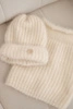 Damen Set Mütze und Schal winterlich flauschig mit dekorativem Emblem ecru
