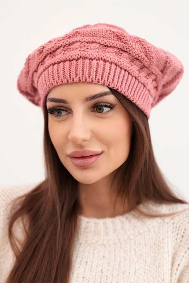 Dámska zimná vlnená čiapka vo voľnom strihu a ozdobnom vzore K378 tmavo ružová