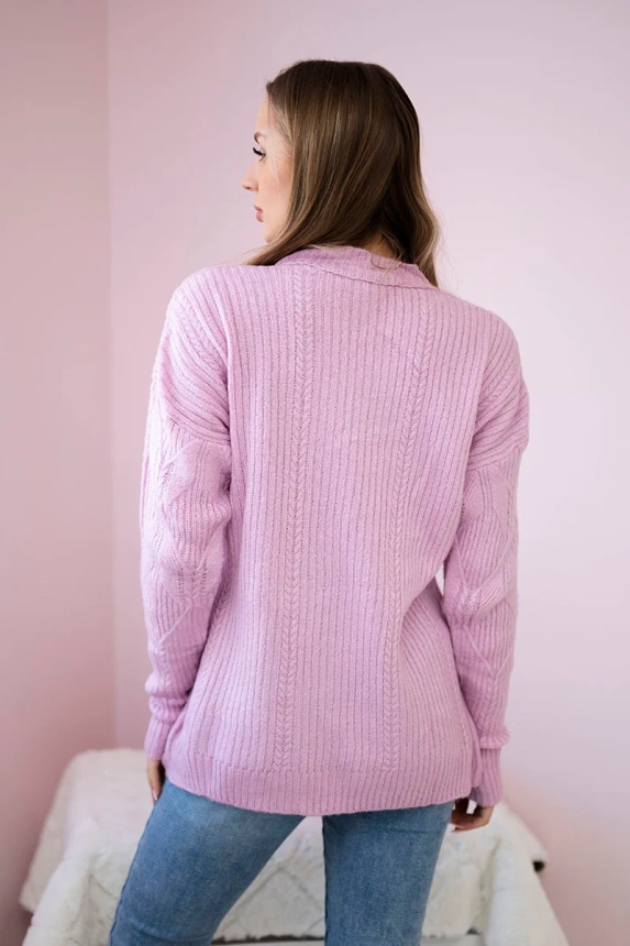 Sweater put on over the head with a fashionable weave violet