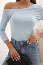 Damenbluse aus Viskose mit schulterfreiem Design und 3/4-Ärmeln blau