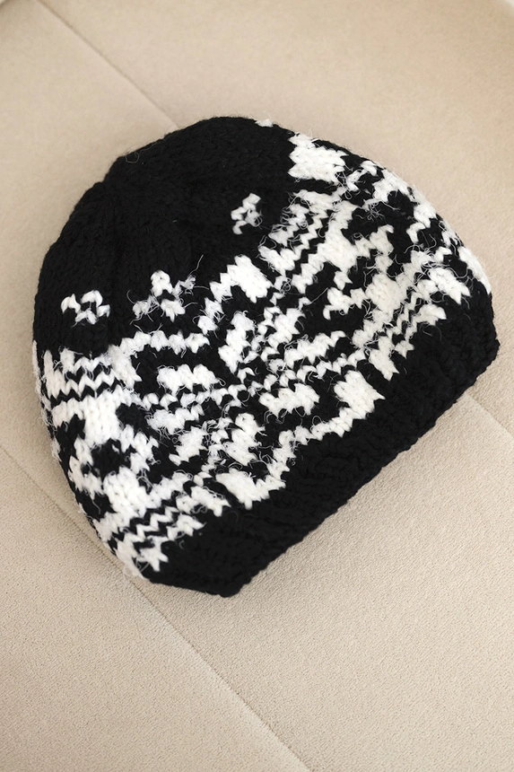 Women's wool winter hat with decorative crystals K399 black