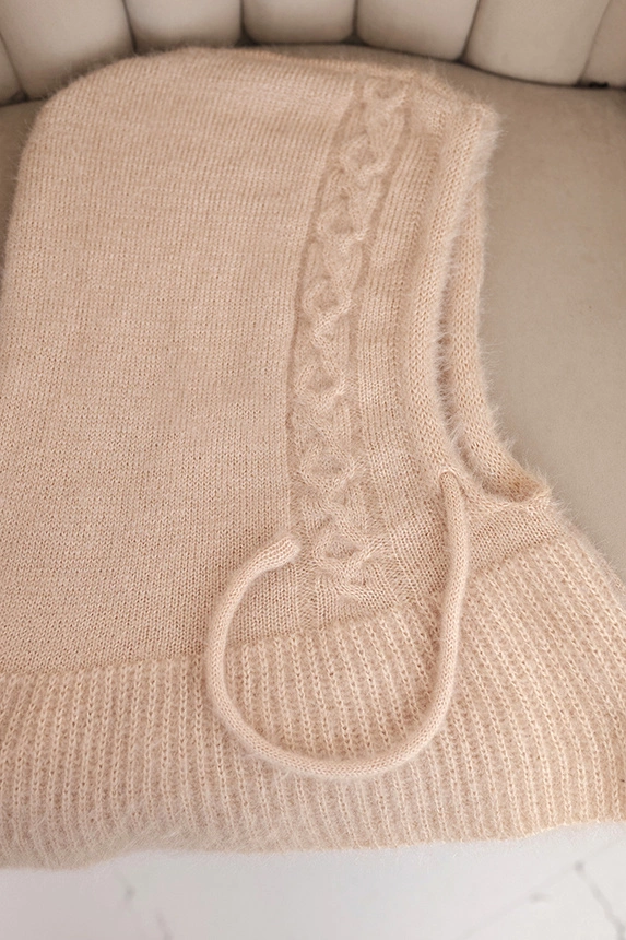 Women's hooded cap with ties and braid weave beige