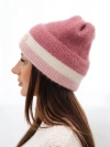 Čiapka dámska beanie rebrovaná s ozdobou tmavoružová+prášok