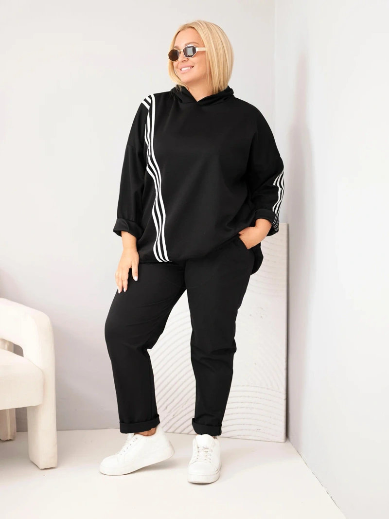 Moteriškas laisvalaikio megztinis Plus Size iš viskozės su kapišonu ir dekoratyvinėmis juostelėmis juoda