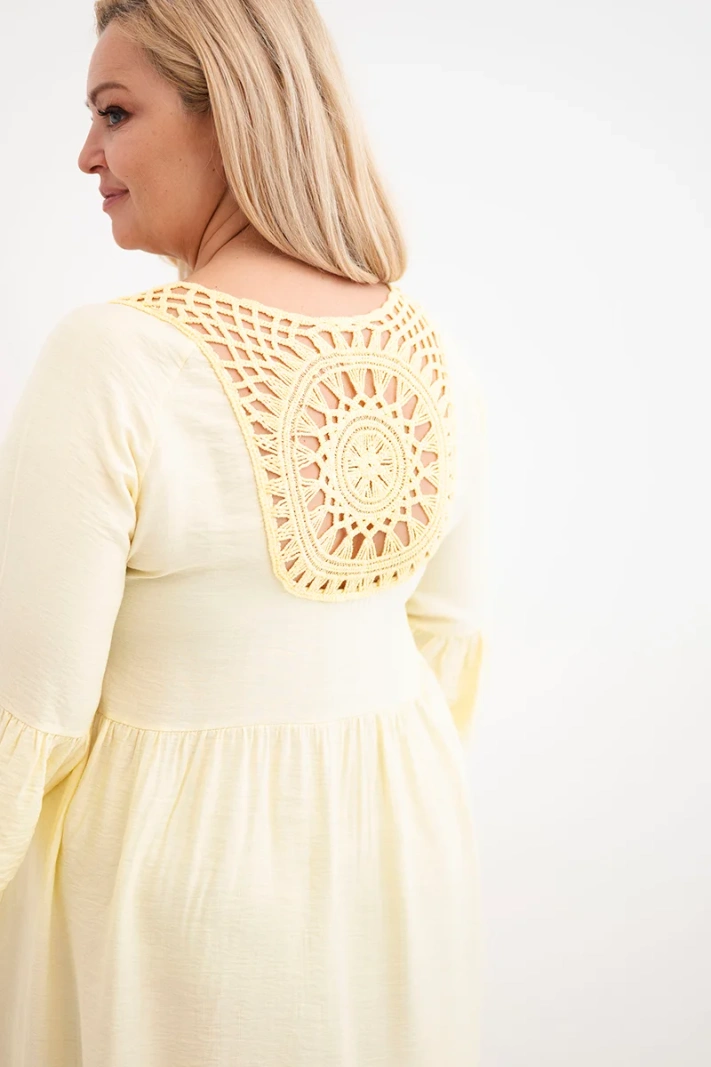 Damenkleid in Plus-Size aus Viskose mit Ajour-Verzierung gelb