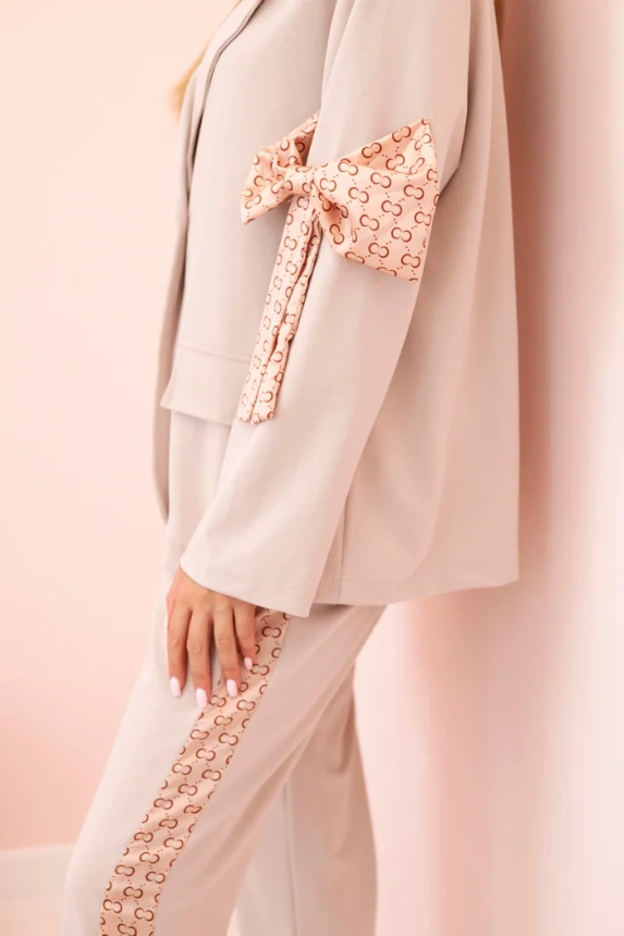 Damenanzug mit Viskose – Blazer mit Revers und Hose mit Seitenstreifen beige