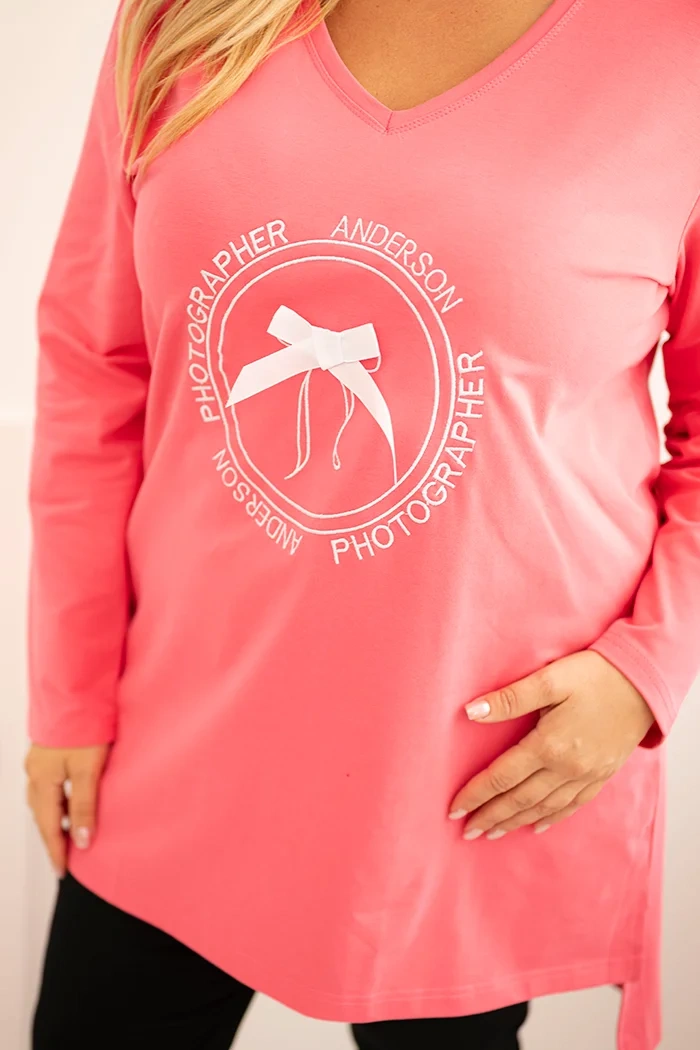 Dámská blůza s delším zadním dílem a potiskem růžová