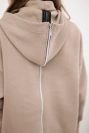 Isoliertes Sweatshirt mit Reißverschluss am Rücken dunkelbeige