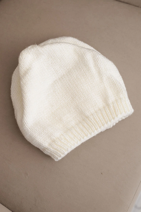 Damenwintermütze mit Ohren und geripptem Muster K440 ecru