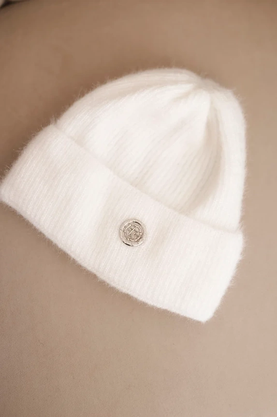 Dámská zimní čepice huňatá s ozdobným knoflíkem bílá
