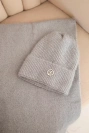 Dámsky komplet s čiapkou a nákrčníkom z mäkkej pleteniny šedý