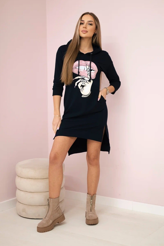 Suknelė su ilgesne nugara ir spalvingu margaspalviu raštu tamsiai mėlyna