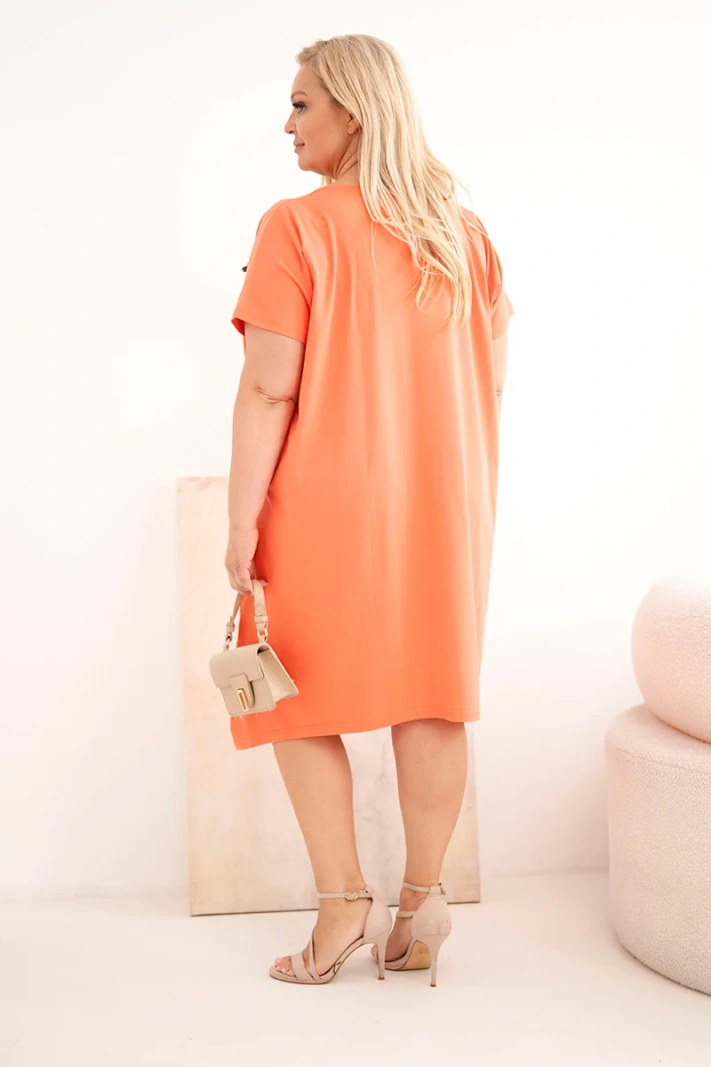 Damenkleid Plus Size aus Baumwolle mit Brosche und Ausschnitt korallenrot