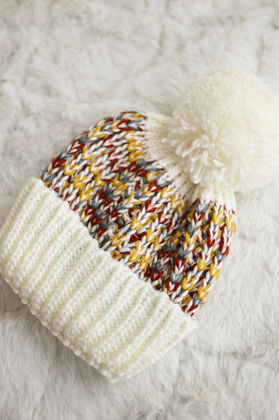 Cap with a pompom Ellen K325 ecru