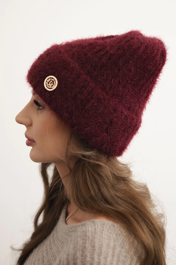 Damenwintermütze aus flauschigem Strick mit elegantem Knopf bordowa