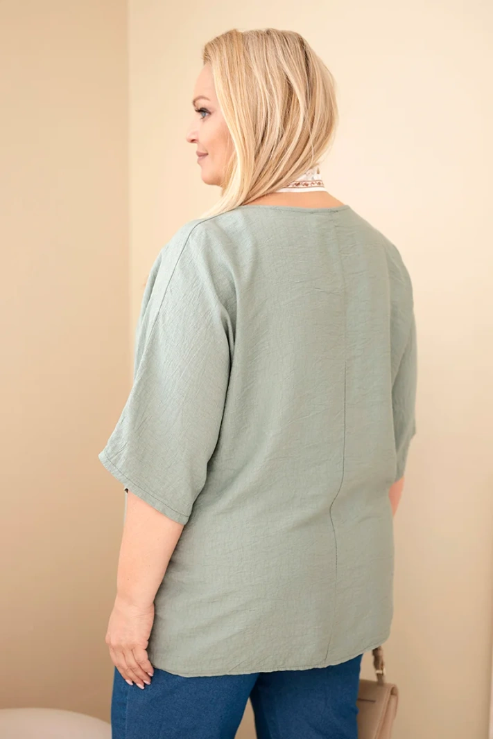 Damen-Viskosebluse in Plus-Size mit kurzem Ärmel und dekorativem Halstuch khaki