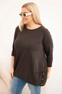 Damenbluse Plus Size aus Baumwolle mit dekorativen Knöpfen und hochgekrempelten Ärmeln braun