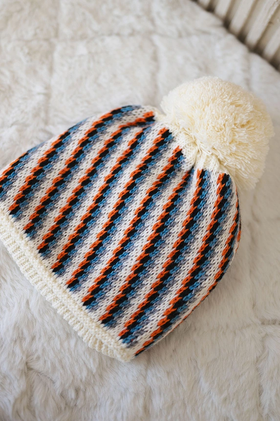 Cap with a pompom Hanna K328 ecru