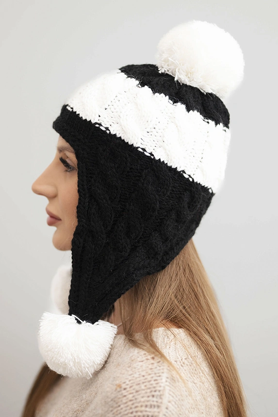 Damen Wintermütze aus Wolle mit Pompons und Ohrenschützern K447 schwarz + weiß