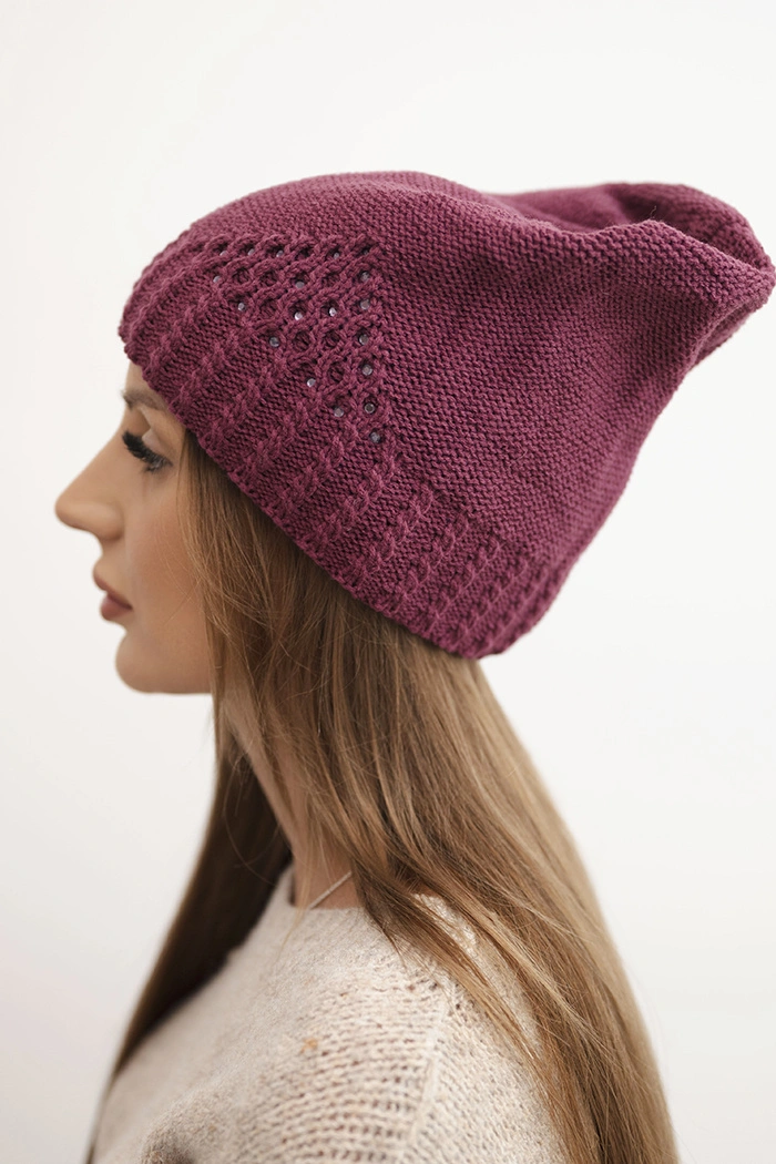 Dámska zimná čiapka z vlny s dekoratívnym vzorom a džetmi K449 tmavo fialová