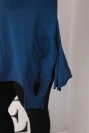 Dámska bavlnená blúzka Plus Size s asymetrickým spodkom a výrezmi modrá