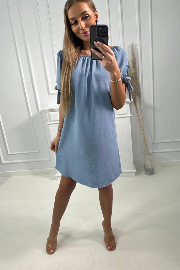 Dress tied on the sleeves light jeans