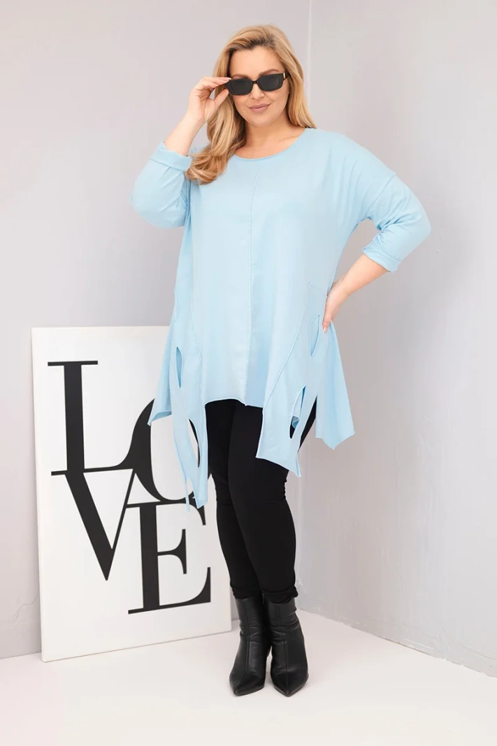 Dámská bavlněná blůza Plus Size s asymetrickým lemem a výřezy modrá