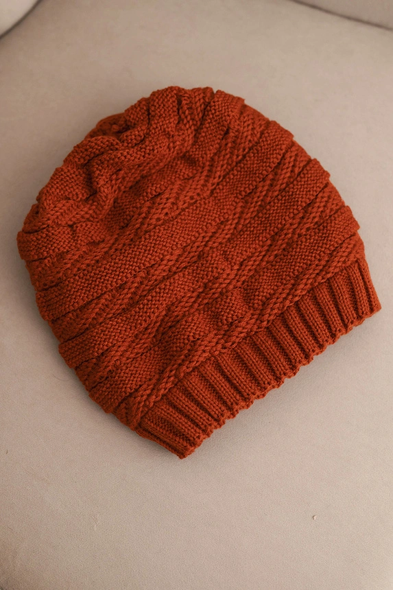 Damenwintermütze mit klassischem Rippstrick K439 rotbraun