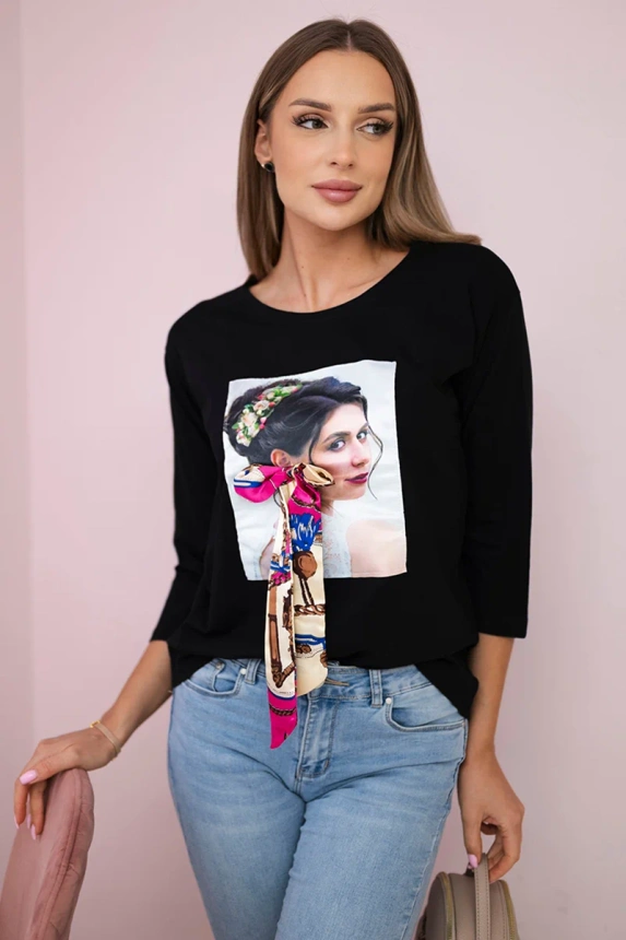 Bluse mit Grafik und bunter 3D-Schleife schwarz