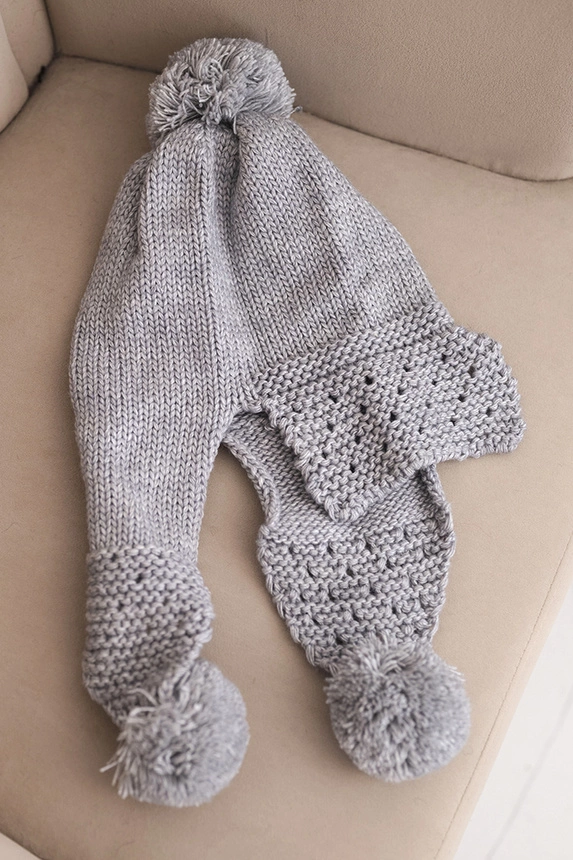 Dámská zimní čepice s vlnou, kšiltem a bambulemi K475 světle šedá