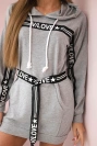 Kleid mit Bandaufschrift grau verziert