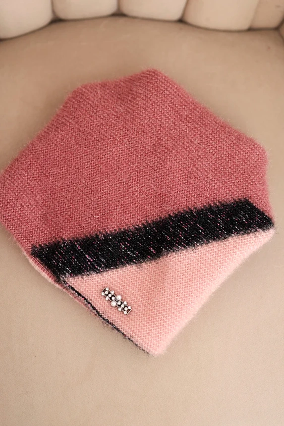 Women's ribbed cap made of modal and viscose with a decorative button ecru