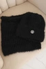 Damen-Set Mütze und Schal winterlich flauschig mit dekorativem Emblem schwarz