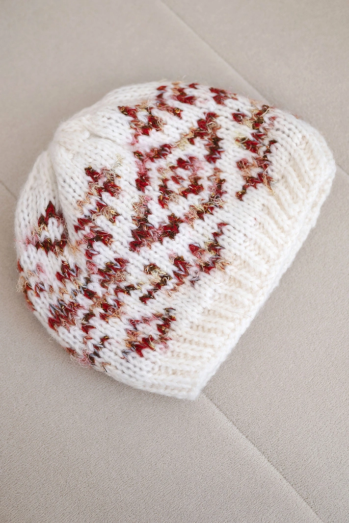 Women's winter hat with colorful patterns and thick ribbing K353 white+red